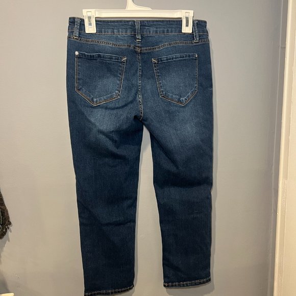 KENSIE CROPPED STRAIGHT LEG JEANS - Picture 2 of 7